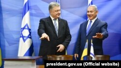 Президент України Петро Порошенко (ліворуч) і прем'єр-міністр Ізраїлю Беньямін Нетаньягу під час прес-конференції за підсумками підписання Угоди про зону вільної торгівлі між Україною та Ізраїлем. Єрусалим, 21 січня 2019 року