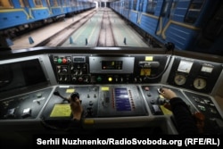 Пульт управления поездом киевского метро – рабочее место Есипчук