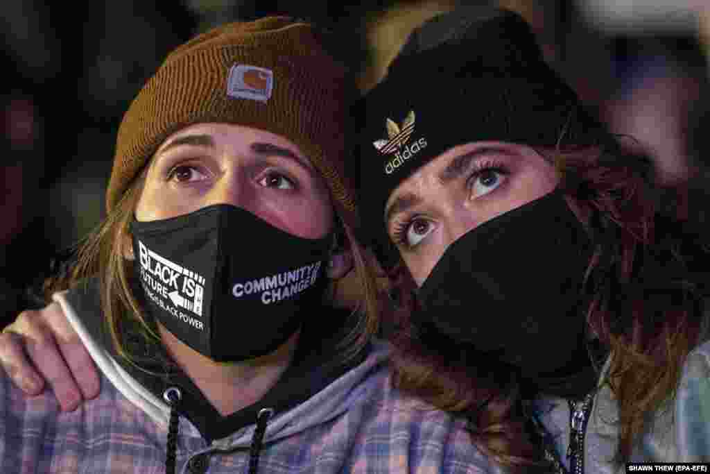 Shannon Einstein (lijevo) i Bekah Carlson, pristalice Joa Bidena i Kamale Harris, kandidatkinje za potpredsjednicu SAD, u blizini Bijele kuće na izbornu noć