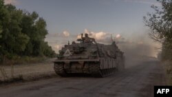 უკრაინული ჯავშანტექნიკა და მისი ეკიპაჟი სუმის ოლქიდან კურსკის ტერიტორიაზე მყოფი ძალების დასახმარებლად მიემართებიან. 12 აგვისტო, 2024 წელი