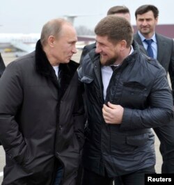 U vreme premijerskog mandata 2011. godine, Vladimir Putin u poseti čečenskom lideru Ramzanu Kadirovu