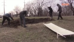 Маріуполь: могили викопують на вулицях, ті, хто вижив, ховаються у підвалах Маріуполь: могили викопують на вулицях, ті, хто вижив, ховаються у підвалах