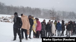 Migranti ispred kampa Lipa kod Bihaća, januar 2020. 