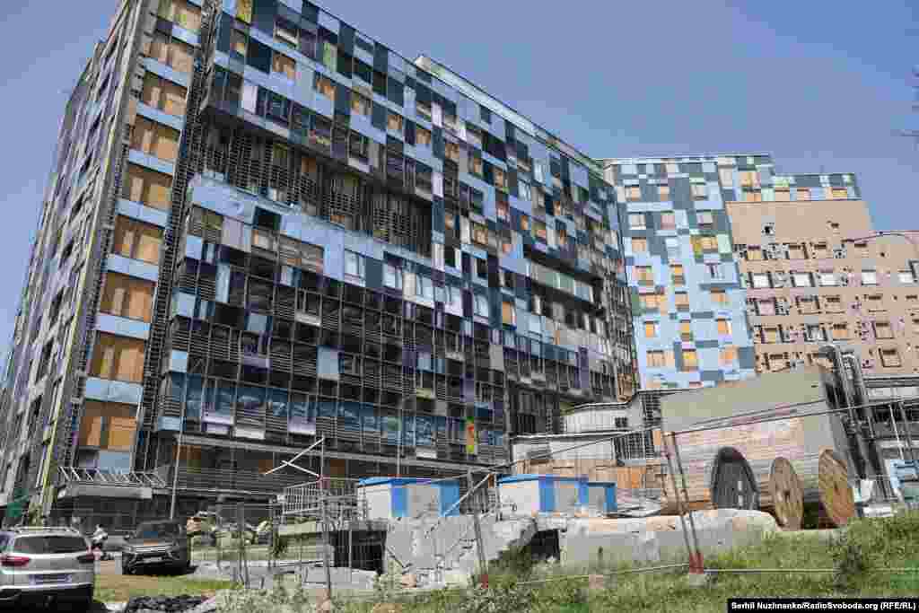 Moderna zgrada na terenu bolnice s dugom tradicijom.Obnova objekta je odgođena 2024. godine nakon što je ugovor dodijeljen firmi za obnovu dospio pod lupu istraživačkih novinara.