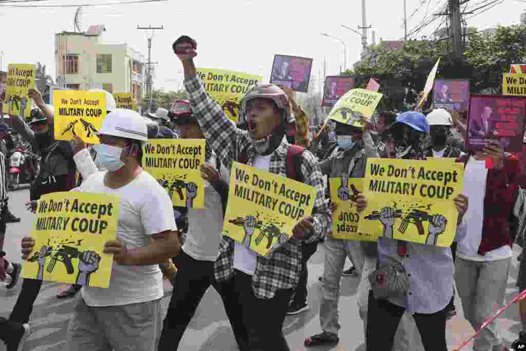 Протестующие против государственного переворота держат баннеры с надписью: «Мы не принимаем военный переворот» во время шествия в Мандалае, Мьянма, 14 марта 2021  