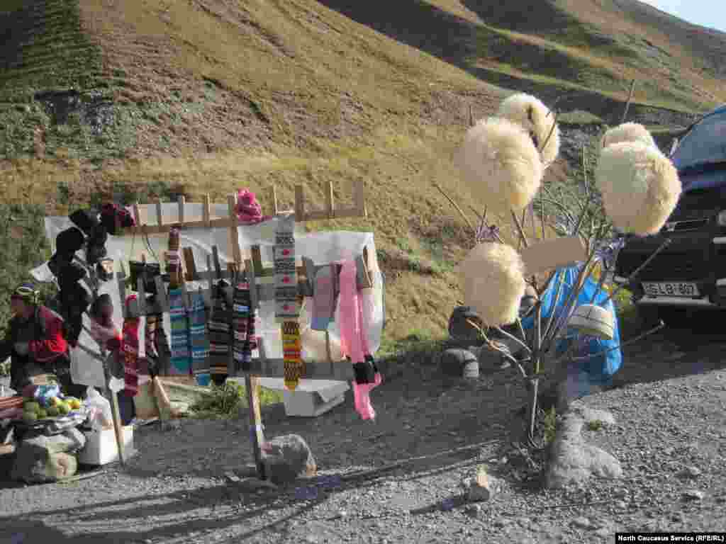 Кахетиялъул нухаздаги киналъго бихьизабулеб букIуна гьенирги кавказиял рукIин. "Къедал гьечIеб тукада" бичулеб буго миллияб ретIел.