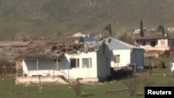 Зруйнований будинок в результаті зіткнень в Нагірному Карабасі 2 квітня 2016 року