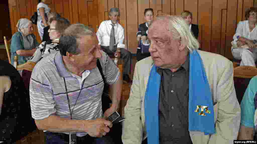 18 травня 2012 року. Кримський журналіст Микола Семена (ліворуч) бере інтерв'ю у Володимира Буковського. Після анексії Криму Росією Семена стане об'єктом переслідувань