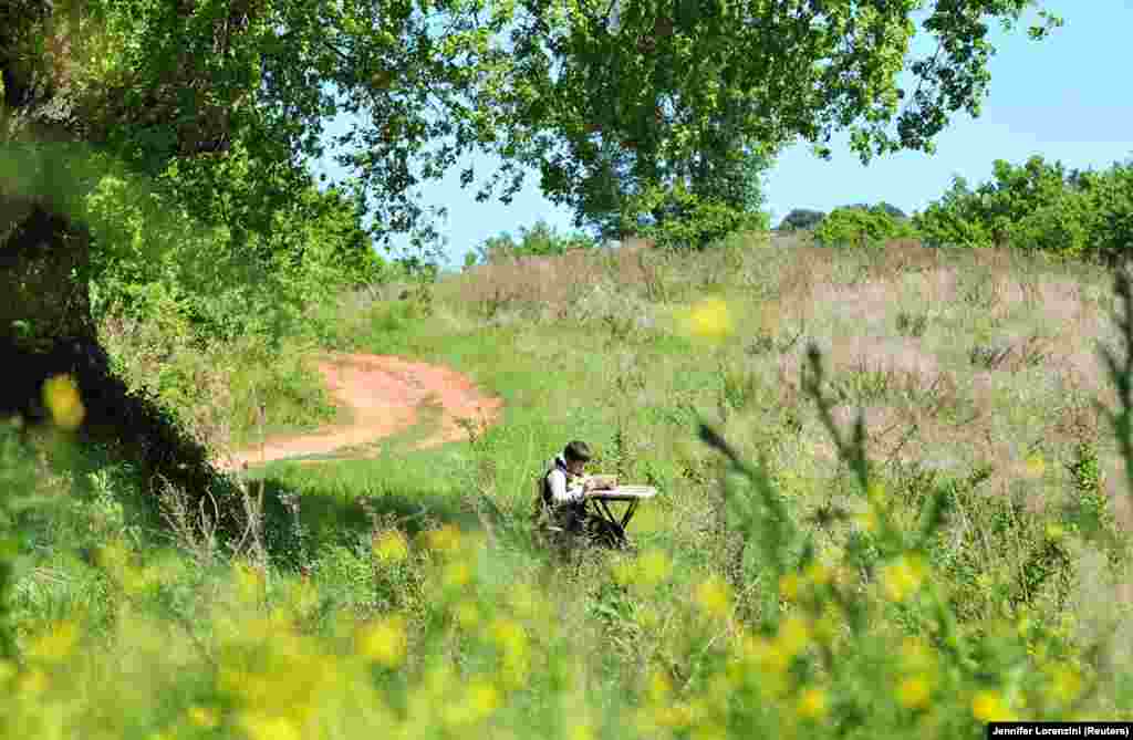 Đulio Đovani uči na tabletu na brdu u blizini svog rodnog grada Skansano u centralnoj Italiji.  On se svakog dana penje na vrh tog brda kako bi uhvatio stabolan 3G signal i prisustvovao onlajn lekcijama koje organizuje njegov profesor. 