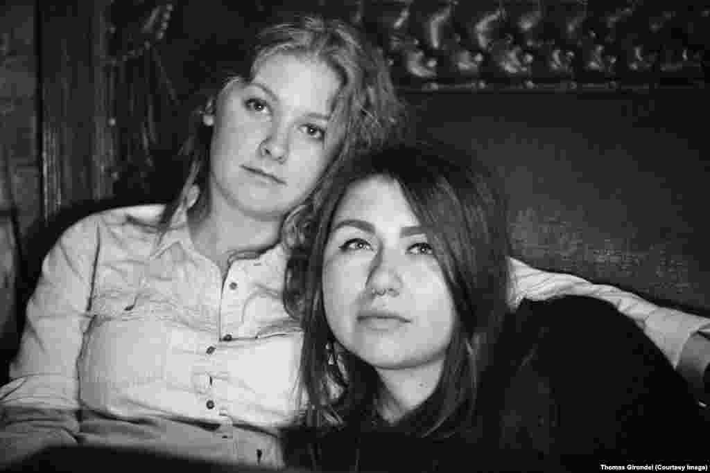 Оксана (25 лет) и Анна (26 лет) – участницы протеста на Майдане. "Мой отец стал участником протестов на Евромайдане, считая это своим долгом. Он был участником войны в Афганистане. Его арестовали и если бы не бегство Януковича, возможно, засудили бы за участие в массовых беспорядках. Но его выпустили на свободу", - рассказывает Оксана. Ее отец впоследствии погиб во время вооруженного противостояния в Донбассе.