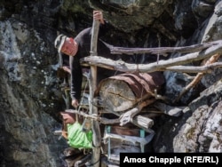 კაცი კლდეზე, ხარაჩოებში