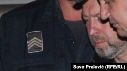 Crnogorska policija privodi Bratislava Dikića