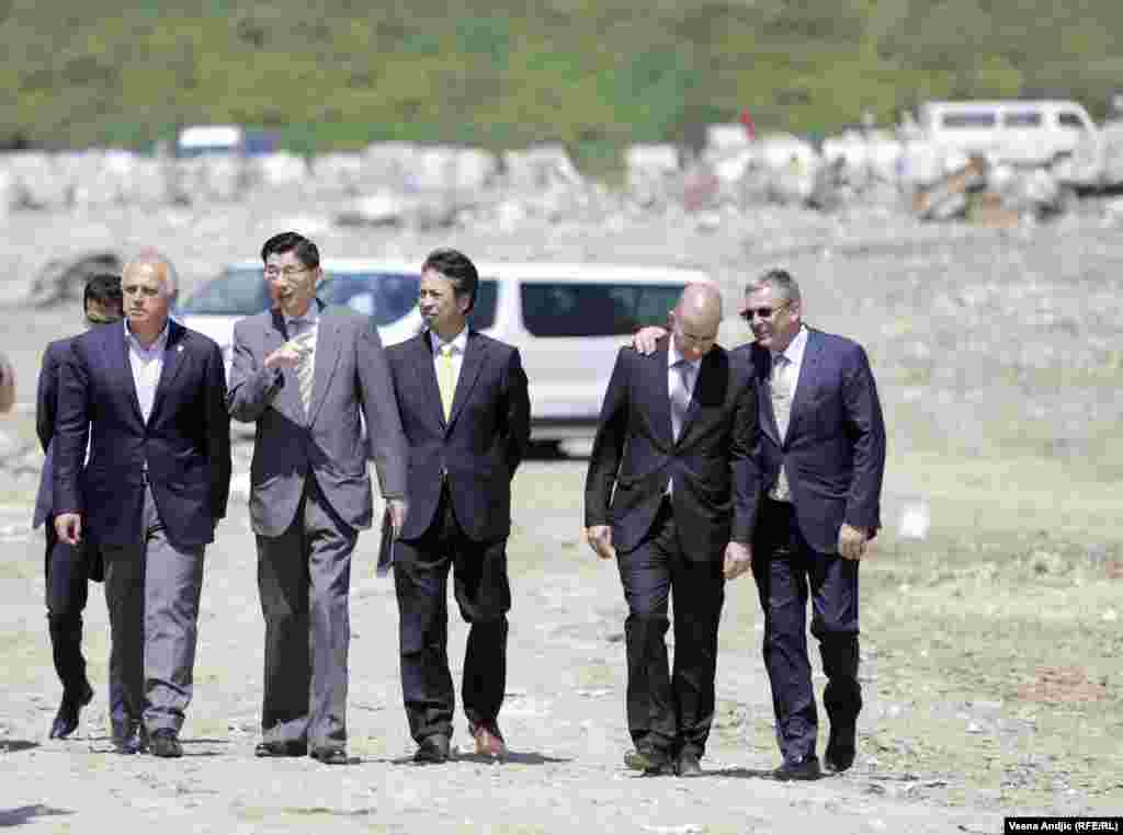 Ambasador Francuske Frederik Mondolini, ambasador Japana Djunići Marujama i Goran Vesić obilaze deponiju.