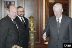 Рабочая встреча Бориса Ельцина, председателя ВГТРК Николая Сванидзе и главного редактора телеканала "Культура" Михаила Швыдкого, октябрь 1997 года