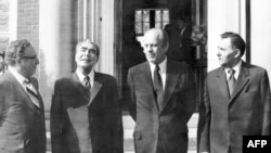 ჰელსინკი, აშშ-ის საელჩო, 1975 წლის ივლისი. ფოტოზე: საბჭოთა კავშირის ლიდერი, ლეონიდ ბრეჟნევი (მარცხნიდან მეორე), აშშ-ის პრეზიდენტი ჯერალდ ფორდი (მარჯვნიდან მეორე), ასევე აშშ-ის სახელმწიფო მდივანი, ჰენრი კისინჯერი და საბჭოთა კავშირის საგარეო საქმეთა მინისტრი, ანდრეი გრომიკო.