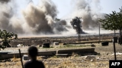 Dečak sa turske granice gleda bombardovanje Džarabulusa