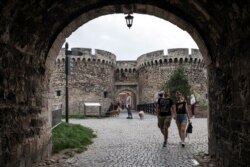 'Moja je teza – moramo se razrediti. To znači – ako smo se sad skupili po kućama - apelujem i insistiram da razlike među ljudima, čak i u porodici, među prijateljima ostanu iste (Kalemegdan, Beograd, maj 2020)