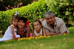 وُلودیمیر گاپوننکا، خلبان پرواز سرنگونشده ۷۵۲، در کنار دختران و همسرش، کاترینا