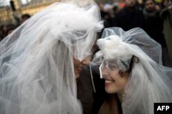 Partner istopolne zajednice u pravu nasleđivanja izjednačen je sa bračnim supružnikom (ilustrativna fotografija)