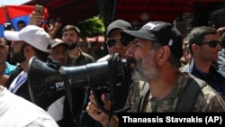 ნიკოლ ფაშინიანმა 2018 წელს მთელი სომხეთი მოიარა - გიუმრიდან ერევანში ჩავიდა, ათიათასობით დემონსტრანტი მიიმხრო და ასე დაამარცხა სერჟ სარგსიანის კორუმპირებულად მიჩნეული რეჟიმი