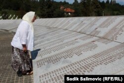 Munira Subašić ispred spomen-obilježja žrtvam genocida.