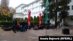 Teo Taraniš kaže kako Univerzitet koristi nečinjenje nadležnih institucija i upisuje studente, organizuje nastavu, izdaje diplome i zarađuje