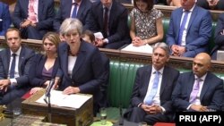 "Poslanici će iduće nedelje glasati o tekstu sporazuma o izlasku iz EU koji je Theresa May postigla sa Briselom i najverovatnije je da će oni taj predlog sporazuma odbiti. Šta se dešava posle toga?", pita Kocić