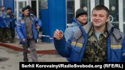 Робітники концерну Novarka біля санітарно-пропускного пункту на будівельний майданчик ЧАЕС