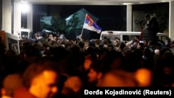 Demonstranti ispred RTS-a nakon izbacivanja