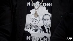 Majica sa likom Vojislava Šešelja i Vladimira Putina, lidera radikala u Srbiji i predsednika Rusije, koju nosi jedan od Šešeljevih pristalica na protestu nazvanom "Kosovo i Rusija" marta 2017. u Beogradu.
