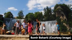 Plato ispred vodopada u Jajcu