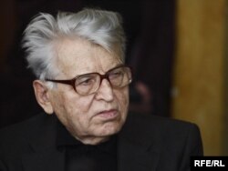 'Ali, mi smo mislili ovako - to smo i Bučar i ja na neki način izravno rekli Dobrici (Ćosiću, op.a., na fotografiji) - pustite vi nas da radimo svoje a mi ćemo pustiti vas da radite svoje.'