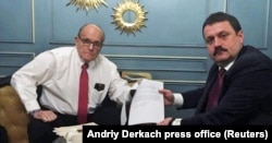 Руді Джуліані (ліворуч), особистий адвокат колишнього президента США Дональда Трампа, фотографується з українським народним депутатом Андрієм Деркачем у Києві