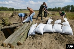 Жители Мариуполя укрепляют траншеи на окраине города