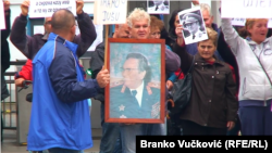 'U Sloveniji je najvećim delom prisutno kod onih koji su mnogo izgubili sa krajem socijalizma, pre svega takozvane radničke i srednje klase. Oni se najviše sećaju kako je bilo dobro, kako se država dobro brinula za radnike.' (Fotografija: sa jednog od radničkih protesta na Balkanu)