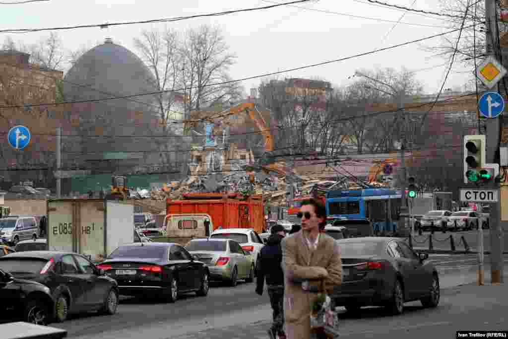 Современный московский пейзаж – вид от станции метро "Краснопресненская" на станцию "Баррикадная"