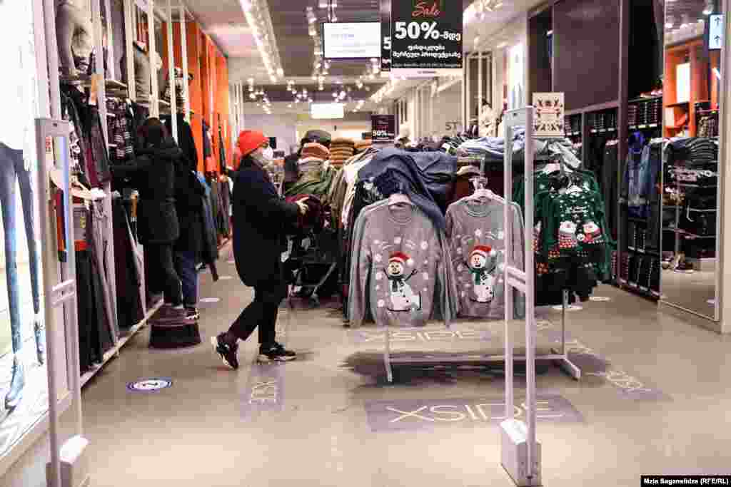 კონსულტანტები დახლებზე ტანსაცმელს ზომების მიხედვით ალაგებენ. რეგულაციებით, ტანსაცმლის მაღაზიებში არ უნდა იმუშაოს გასახდელებმა, თუმცა ზოგან რადიო თავისუფლებას უთხრეს, რომ ზუსტი პასუხის გაცემა უჭირთ და საბოლოო მითითებებს ხვალ ელოდებიან.