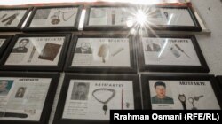 Artefakti u kancelariji organizacije Glas roditelja.