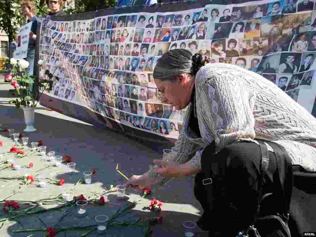 В рамках акции "Помнить, чтобы жизнь продолжалась" траурные акции прошли одновременно в девяти точках - на Дубровке, на улице Гурьянова и Каширском шоссе, в переходе на станции метро "Пушкинская" и других местах, где в разные годы произошли теракты. Поминальные службы пройдут во всех российских храмах.