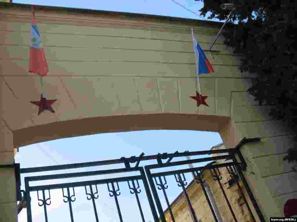 Держатели для флагов на здании государственного предприятия "Водоканал". Ул. адм. Октябрьского, Севастополь