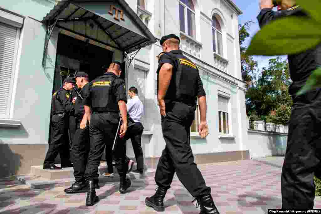 Судебные приставы Российской Федерации заходят в здание Меджлиса крымскотатарского народа