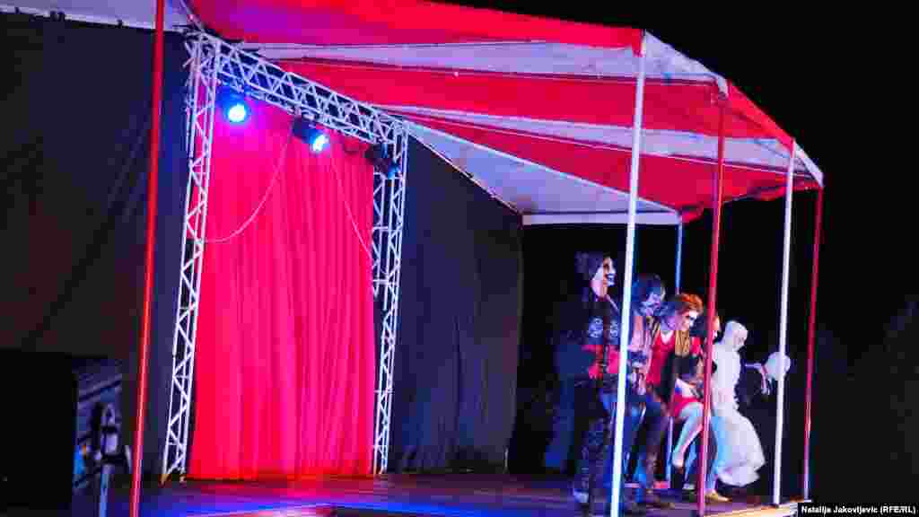 Reakcija Mađarskog nacionalnog saveta naišla je na oštru kritiku velikog dela subotičke umetničke scene. Glumica drame na mađarskom jeziku Narodnog pozorišta u Subotici Žuža Kalmar podnela je ostavku u Mađarskom nacionalnom savetu zbog odluke da se prekine turneja predstave "Kazimir i Karolina".