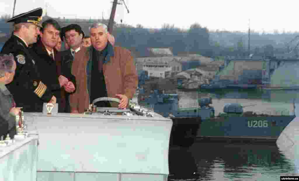 Слева направо: командующий Военно-морских сил Украины Михаил Ежель, премьер-министр Виктор Ющенко, народный депутат Петр Порошенко и генеральный директор предприятия "Судостроительный завод им. 61 коммунара" Михаил Жело. На этой встрече обсуждались возможности достройки крейсера "Украина" и еще двух военных кораблей. Николаев, 22 марта 2001 года