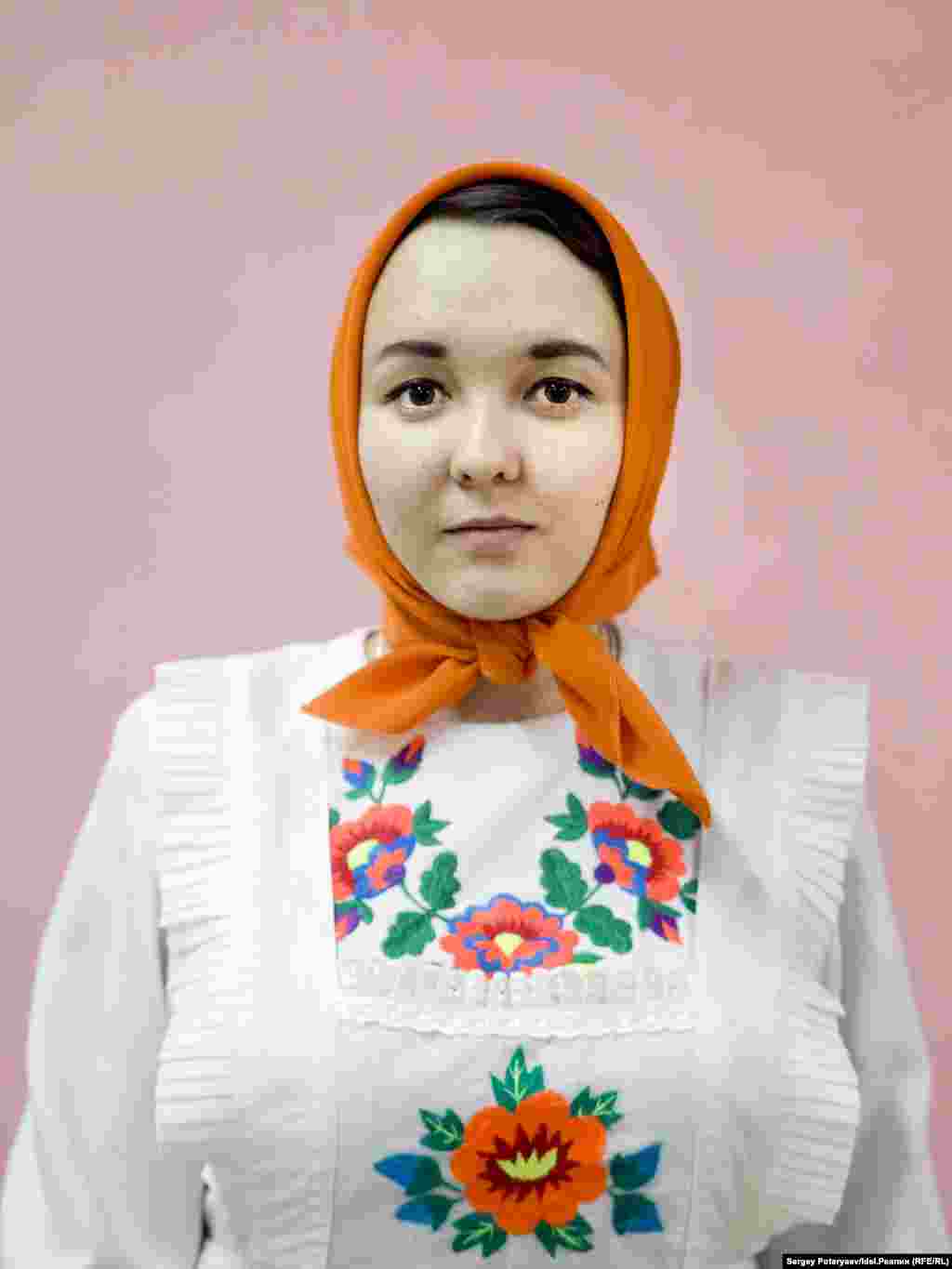 Мочалова Наташа, 19 лет, студентка. "На 100% марийка, но семья православная, хотя бабушка продолжает соблюдать некоторые обряды. Я живу в Марий Эл и это важно. Даже стыдно за тех марийцев, которые стесняются и называют себя русскими. Природа для меня только красота, я просто гуляю".