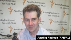 Томас де Ваал, на цьому архівному фото у студії Радіо Свобода в Баку, Азербайджан