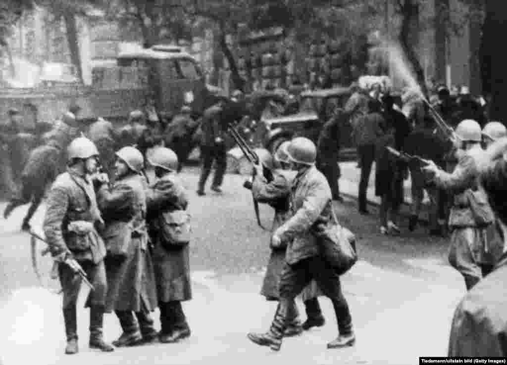 Выстрелы в сторону демонстрантов.  