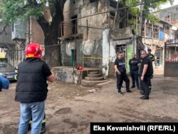 ერთ-ერთი მცხოვრები საკუთარი ბინისკენ მიემართება, რომ აუცილებელი ნივთები გამოიტანოს