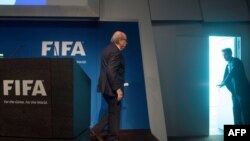 Blatter na konferenciji za novinare nakon što je objavio da podnosi istragu