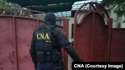 Perchezițiile au vizat 20 de persoane, dintre care cinci au fost reținute.