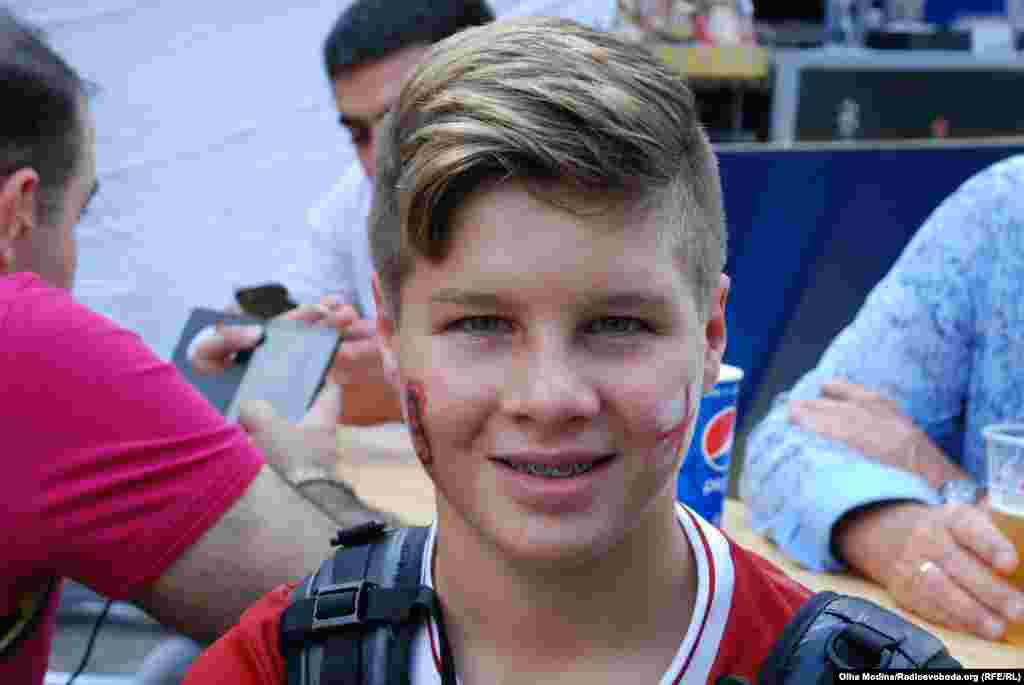 Дантен приехал из Южной Африки. Ему 13 лет, он болеет за «Ливерпуль» с самого рождения. Приучил его дедушка – опытный фанат. Именно он заинтересовал парня «красными» и привез в Киев, чтобы поддержать любимую команду. Если для него это первый выезд, то для его дедушки уже «третий десяток». «Ливерпуль» невероятно играет: с отдачей, с характером, с воодушевлением! И мне это нравится », – говорит Дантен 